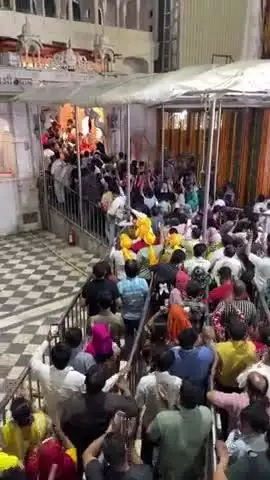 राजस्थान खाटू श्याम आरती करते हुए