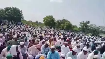 ಯಲಬರ್ಗ: ಪಟ್ಟಣದ ಈದ್ಗಾ ಮೈದಾನದಲ್ಲಿ ಬಕ್ರೀದ್ ನಿಮಿತ್ತ ಮುಸ್ಲಿಂ ಬಾಂಧವರಿಂದ ಸಾಮೂಹಿಕ ಪ್ರಾರ್ಥನೆ