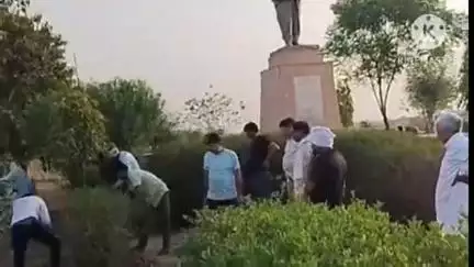 दौसा: दौसा सांसद मुरारी लाल मीणा और विधायक डीसी बैरवा ने राजेश पायलट के प्रतिस्थल पर किया श्रमदान