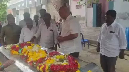 ఎమ్మిగనూరు: ఎమ్మిగనూరు 17వ వైసీపీ కార్యకర్త బోయ మధు గుండెపోటుతో మృతి.. నివాళులర్పించిన  బుట్ట శివ నీలకంఠ, వైసిపి నాయకులు..