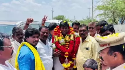 ఎమ్మిగనూరు: ఎమ్మిగనూరు : గోనేగండ్ల మండలం అగ్రహారంలో పర్యటించిన ఎమ్మెల్యే బీవీ జయనాగేశ్వర్ రెడ్డి.. సమస్యలపై ప్రజలకు సమావేశం...