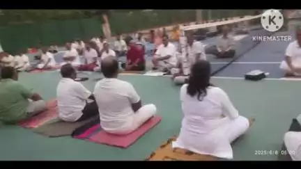 గుంతకల్లు: ప్రతి రోజూ యోగా ఆచరించండి, పట్టణంలోని రైల్వే క్రీడా మైదానంలో యోగాంధ్ర-2025 లో ఆర్డీఓ శ్రీనివాస్, తహసీల్దార్ రమాదేవి
