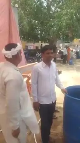 गांव जनानिया के मेंन बस स्टैंड पर ठंडा पानी वह तरबूज सेवा आने-जाने वाले राहगीरों के लिए