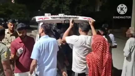 गुन्नौर: कस्बा बबराला के समीप ई-रिक्शा और बाइक की टक्कर, चार लोग हुए घायल