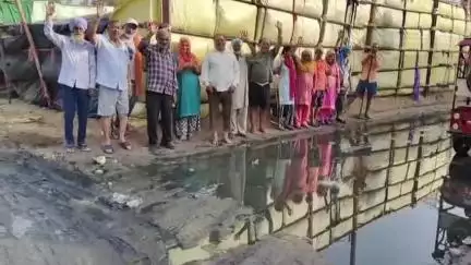 ਫੈਕਟਰੀ ਰੋਡ ਕਾਮਧੇਨੂੰ ਨਸਲ ਸੁਧਾਰ ਗਉਸ਼ਾਲਾ ਮੂਹਰੇ ਡੇਢ ਮਹੀਨਿਆਂ ਤੋਂ ਸੀਵਰੇਜ ਜਾਮ ਕਰਕੇ ਲੋਕ ਹੋ ਰਹੇ ਪਰੇਸ਼ਾਨ #jansamasya