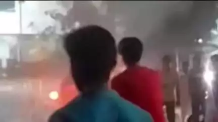 चंद्रलोक चौराहे पर स्कूटी में अचानक लगी आग, स्थानीय लोगों ने आग पर पाया काबू