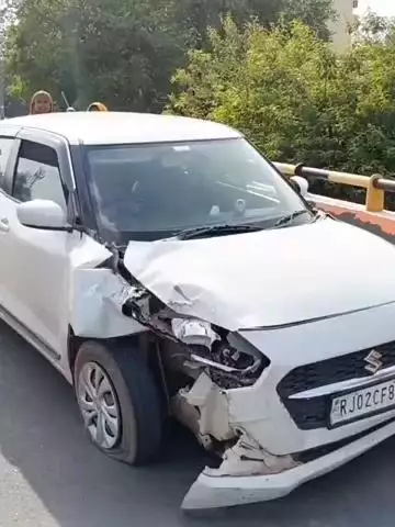 अलवर: काली मोरी फाटक के पास कार और बाइक की भीषण भिड़ंत में बाइक सवार गंभीर रूप से घायल