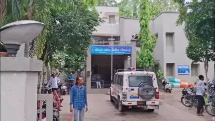 શહેરમા માધવપાર્ક-2 વિસ્તારમા રહેણાંકી મકાનમા જુગાર રમતા 5 ઈસમોને પોલીસે 3 મોબાઈલ સહિત 25,270 ના મુદ્દામાલ સાથે ઝડપી લીધા