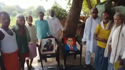 बहुजन मुक्ति पार्टी के प्रदेश सचिव चलो गांव की ओर कार्यक्रम के तहत पहुंचे छतवापुर गांव ठाकुर दरिया वसिंह लोधी के विजय दिवस पर लोगों को जागरूक किया जय मूलनिवासी जय भारत जय भीम जय संविधान