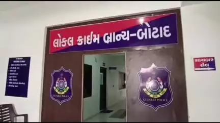ચકમપર ગામે વાડી વિસ્તારમાં જુગાર રમતા 10 ઇસમોને LCB પોલીસે 18,500 ના મુદ્દામાલ સાથે ઝડપી પાડ્યા