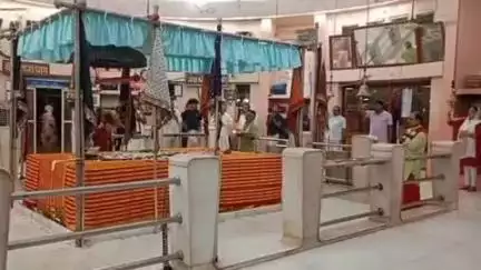 खंडवा नगर: खंडवा के दादाजी धूनी वाले मंदिर में मंगला आरती का भव्य आयोजन