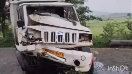 খাতড়া: খাতড়া রানীবাঁধ রাজ্য সড়কের ওপর মেঝারিগোড়া গ্রামের নিকটে নিয়ন্ত্রণ হারিয়ে পিকআপ ভ্যানের গাছে ধাক্কা, গুরুতর আহত চার