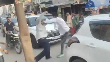 छाता: कोसीकलां के घंटाघर के समीप बाइक और कार की टक्कर को लेकर हुआ झगड़ा, वीडियो सोशल मीडिया पर वायरल