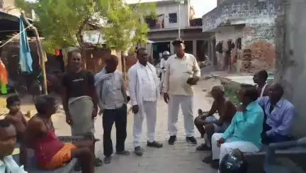बहुजन मुक्ति पार्टी के प्रदेश सचिन ने नेवलापुर गांव में चौपाल लगाकर लोगों को किया जागरूप जय मूलनिवासी जय भारत जय भीम जय संविधान