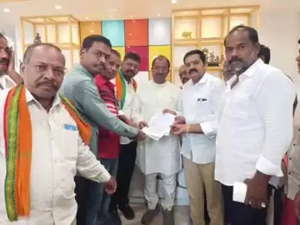 గుంతకల్లు: గుత్తి కోటలోని రామస్వామి ఆలయాన్ని పునర్ నిర్మించాలని ఎమ్మెల్సీ సోము వీర్రాజుకు విన్నవించిన ఆలయ కమిటీ సభ్యులు