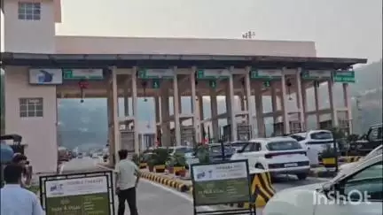 सोलन: सनवारा टोल प्लाजा पर पंजाब से आए पर्यटकों ने की दबंगई, मारपीट कर उल्टी दिशा से भागे युवक, पुलिस कर रही मामले की जांच