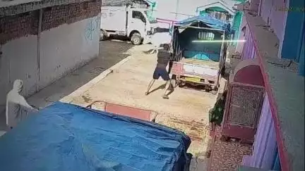 दुधि: अनपरा में आवारा सांड़ ने कार सहित कई वाहनों को किया क्षतिग्रस्त, वीडियो हुआ वायरल, गौशाला में भेजने की मांग