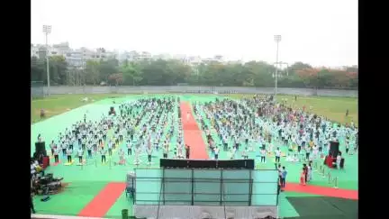 విశాఖపట్నం: విశాఖ పోర్ట్ స్టేడియంలో యోగాంధ్ర దినోత్సవ వేడుకల్లో భాగంగా  వివిధ విభాగాల అధికారులు యోగాసనాలు వేశారు