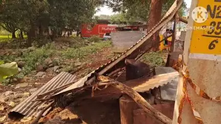 ଫୁଲବାଣୀ ସହର: ବାଲିଗୁଡ଼ା ଠାରେ ପ୍ରବଳ ପବନ ସହ ବର୍ଷା ଉଡ଼ିଲା ଟିଣ ,