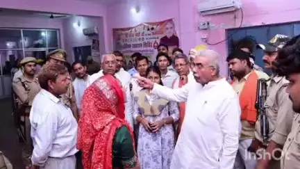 भोगनीपुर: पुखरायां कार्यालय में कैबिनेट मंत्री राकेश सचान ने जनता दरबार में सुनी लोगों की शिकायतें, किया निस्तारण