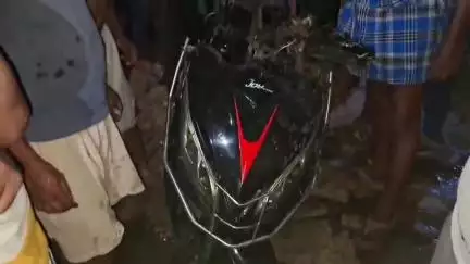 गुरुआ: रूपनचक में शॉर्ट सर्किट से स्कूटी जलकर खाक, लाखों का हुआ नुकसान