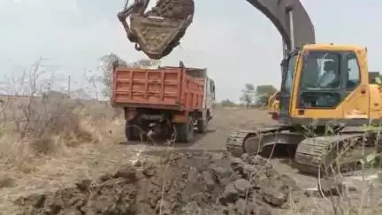 बीना: ग्राम नौगांव में गणेश नदी पर अवैध खनन, शिकायतकर्ता की ज़मीन पर भी ठेकेदार ने खोदी मिट्टी