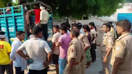 घोसी: कोचिंग जा रही छात्रा और बर्फ लाने निकले अधेड़ को घोसी चीनी मिल के पास पिकअप ने मारी टक्कर, छात्रा व अधेड़ की हुई मौत