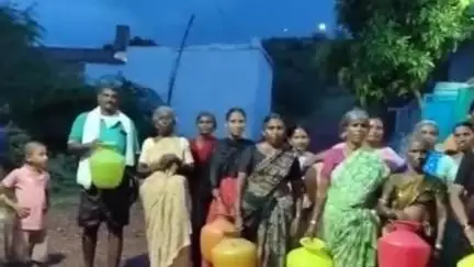 పత్తికొండ: వెల్దుర్తిలో 15వ వార్డులో తాగునీటి సమస్య తీర్చాలంటూ గ్రామస్తులు బిందెలతో నిరసన #localissue