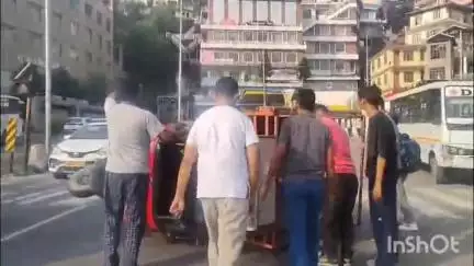 सोलन: न्यू बस स्टैंड सोलन के समीप सड़क पर सामान ढोने वाला टेम्पों पलटा, कुछ देर के लिए सड़क हुई जाम, चालक को आई हल्की चोटें