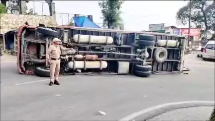 देहरादून: मसूरी से केंपटी की ओर जा रहा ट्रक राष्ट्रीय राजमार्ग पर पलटा, लगा लंबा जाम