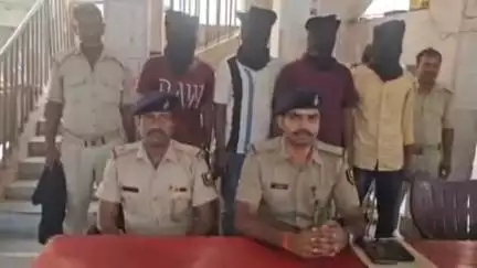 नौबतपुर: पीपलवां पुलिस ने पीपलवां बाजार में वाहन जांच के दौरान चार बदमाशों को गिरफ्तार किया