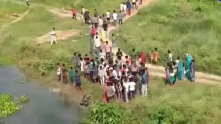 सुप्पी: मोहनी मंडल रेलवे पुल के नीचे मिला अज्ञात युवक का शव, घटनास्थल पर जुटी लोगों की भीड़