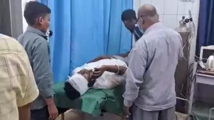 चंदौली: नरसिंहपुर समीप नेशनल हाईवे के किनारे घायल अवस्था में मिले तीन बाइक सवार युवक, एक को गंभीर चोटें आईं