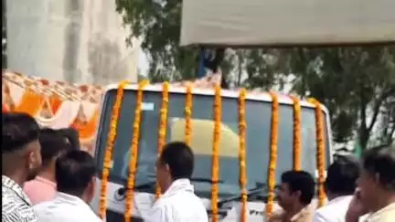 करनाल: घरौंडा में विधानसभा स्पीकर हरविंदर कल्याण ने शिवर क्लीनिंग मशीन को हरी झंडी दिखाई, खुद भी चलाई!
