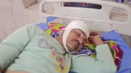 लाडपुरा: घंटाघर इलाके में लाइट के पोल पर काम करते समय युवक की सेफ्टी बेल्ट टूटी, गंभीर चोटें आईं, उपचार जारी