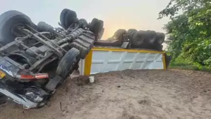 फतेहाबाद: आगरा-लखनऊ एक्सप्रेसवे के 32वें माइल स्टोन पर रेत लेकर आ रहा ट्रक पलटा, चालक और परिचालक घायल