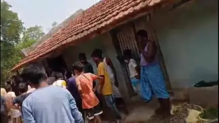 जामताड़ा: जियाजोड़ी कुलडंगाल गांव में आग, फ्रीज सहित घरेलू सामान खाक, दमकल ने मौके पर पहुंचकर आग बुझाई