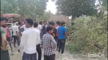 लखीमपुर: केवलपुरवा गांव में हाईवे किनारे गूलर का पेड़ गिरने से अधेड़ व्यक्ति दबकर घायल, सूचना पर पहुंची पुलिस