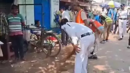 বারাবনী: কুলটির ট্রাফিক গার্ড পুলিশের সাফাই অভিযান শ্রীপুর মোড়ে