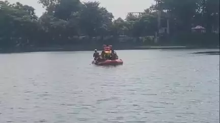 জলপাইগুড়ি: জীবনের ঝুকি নিয়ে ডুবন্ত এক সঙ্গীকে মৃত্যুর হাত থেকে বাঁচিয়ে শহরের মানুষের কাছে সাহসিকতার সম্মান পেল জলপাইগুড়ির যুবক