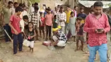 नशा मुक्ति का संकल्प  : अवैध शराब पर ग्रामीण हुए एक जुट,  शराब बंदी का लिया संकल्प!
देखें  Video...