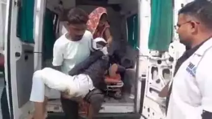 बिधूना: ऐरवाकटरा क्षेत्र के लज्जा नगर के पास तेज रफ्तार बाइक ने साइकिल सवार किशोर को मारी टक्कर, दोनों लोग हुए घायल