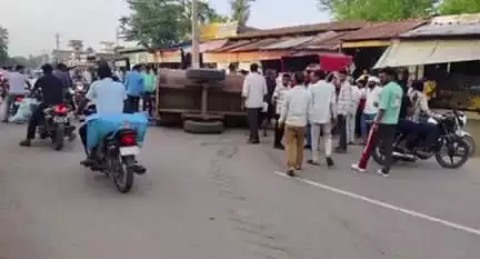 नांगल चौधरी: नांगल चौधरी-कोटपूतली रोड पर तेज रफ्तार ट्रैक्टर और पानी का टैंकर पलटे, बड़ा हादसा टला