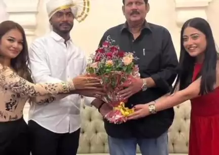 सातारा: खासदार श्रीमंत छत्रपती उदयनराजे यांची कलाकारांनी घेतली जलमंदिर पॅलेस येथे भेट