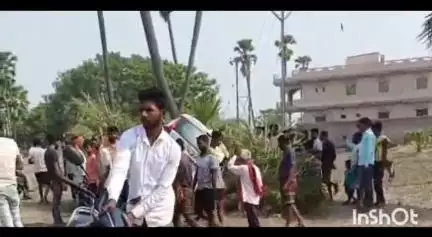 रफीगंज: आती मोड़ के पास अनियंत्रित होकर चारपहिया वाहन खजूर के पेड़ से टकराया, तीन घायल हुए और गंभीर हालत में रेफर