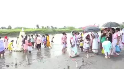 ছিপাঝাৰ: তিনি শতাধিক ৰাইজে বানপানী পৰা পৰিত্ৰাণ বিচাৰি ঘোঁৰাশাল-কুমাৰপাৰাত অনুষ্ঠিত হৈছে  জল পূজা