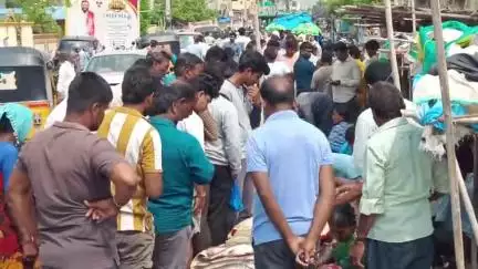 పెద్దపల్లి: జిల్లా కేంద్రంలో అమాంతంగా పెరిగిన చేపల రేట్లను తగ్గించాలని కోరిన స్థానికులు #localissue