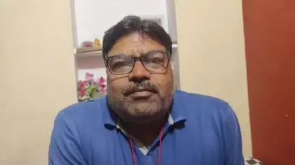 ललितपुर: गलत स्थान पर विद्युत का खम्मा लगने से लोगों को हो रही परेशानी, खंबे के कारण एंबुलेंस नहीं पहुंच पा रही