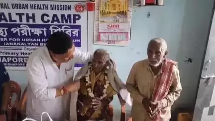 মেদিনীপুর: পথ ভুলে অসুস্থ-বৃদ্ধা আশ্রয় পেয়েছিল মেদিনীপুর পৌরসভার আবাসনে, রবিবার পরিবারের হাতে তুলে দিলেন পুলিশ ও পৌরকর্তারা