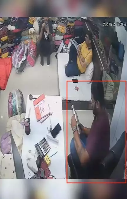 गुजरात के सूरत में दुकान पर बैठे-बैठे व्यापारी को पड़ा दिल का दौरा, मौत; कुछ दिन पहले हुई थी सगाई
